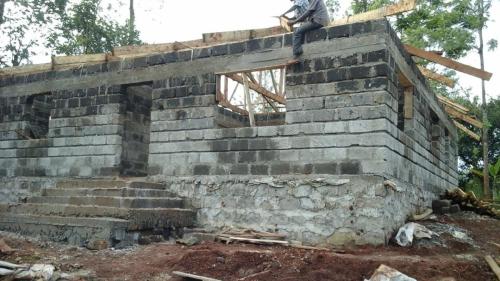 Construction-at-begining-of-roofing